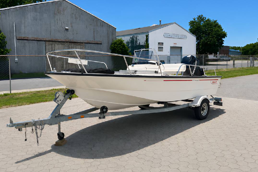 <a class="fl-button" target="_blank" href="https://trentonmarinecenter.com/wp-content/uploads/2026/06/2006_Boston_Whaler_Montauk170_24995-6.25.pdf">View Details ></a>